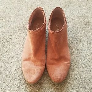 Peachy pink wedges